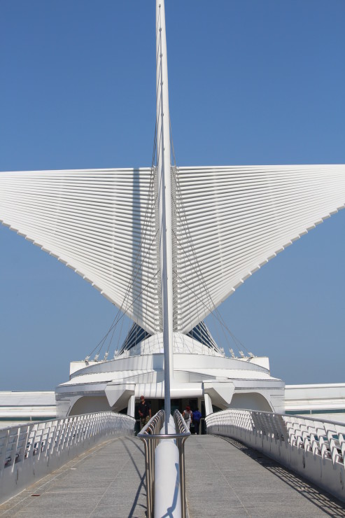 Pedestrian-Bridge-to-Museum