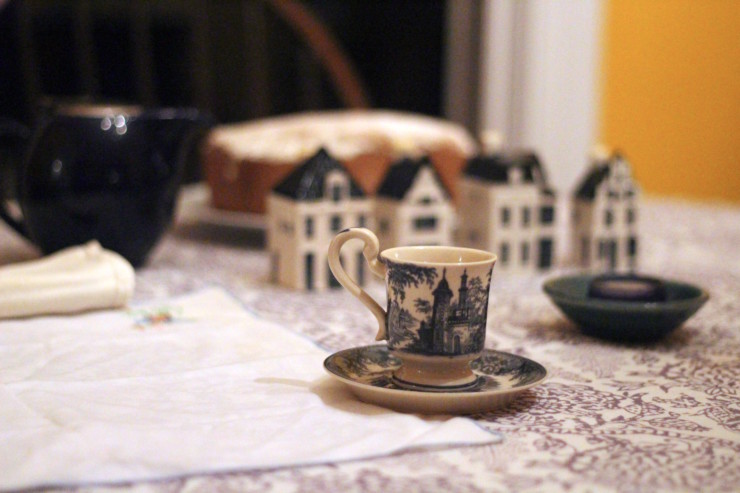 Coffee Shop Little Dutch Table With Bread