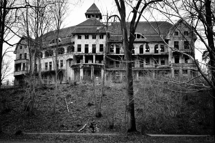picture of haunted house for poem haunted palace edgar allan poe