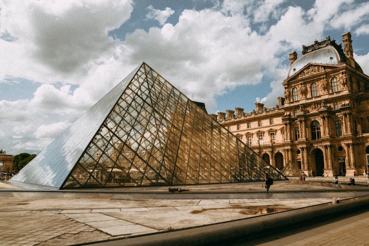 louvre courtyard veni vidi vici